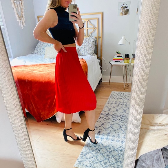 Red Pleated Skirt, size XS - Picture 2 of 5